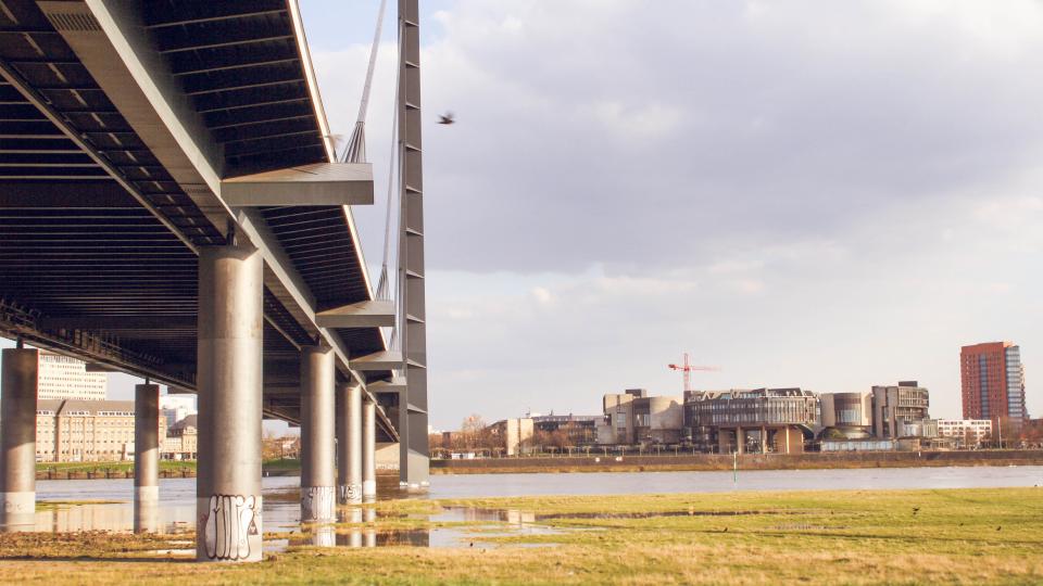 Rheinkniebrücke in Düsseldorf mit Rhein und Hafen