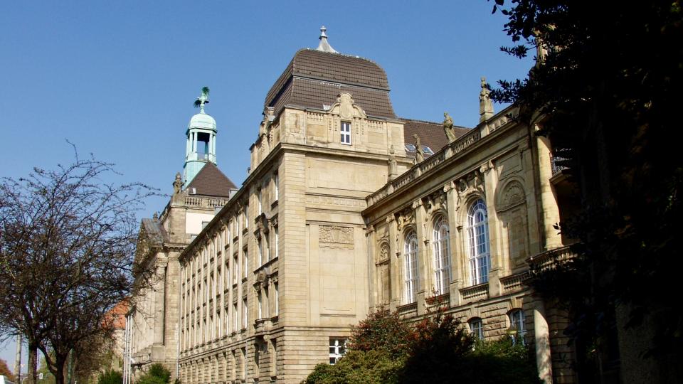 Fassade des Hauptgebäudes der Bezirksregierung Düsseldorf