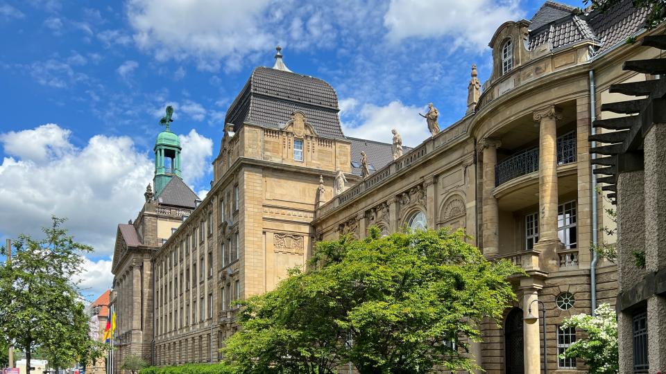 Fassade des Hauptgebäudes der Bezirksregierung Düsseldorf